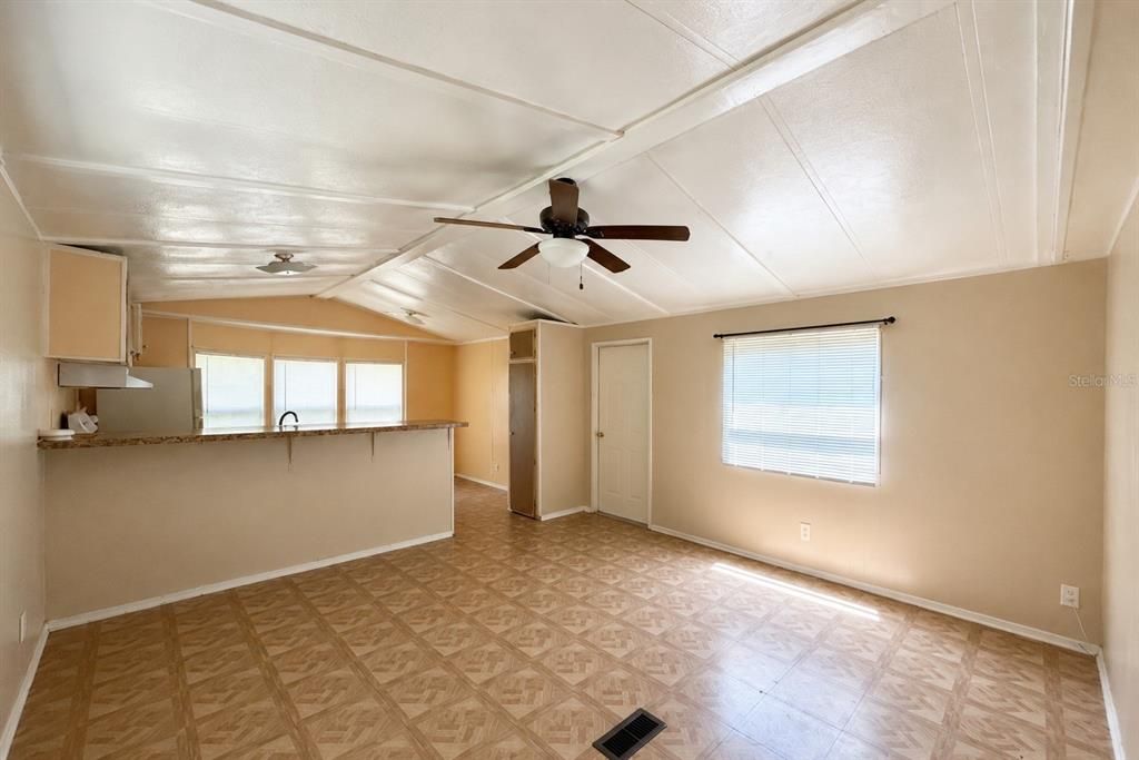 For Sale: $325,000 (3 beds, 2 baths, 1152 Square Feet)