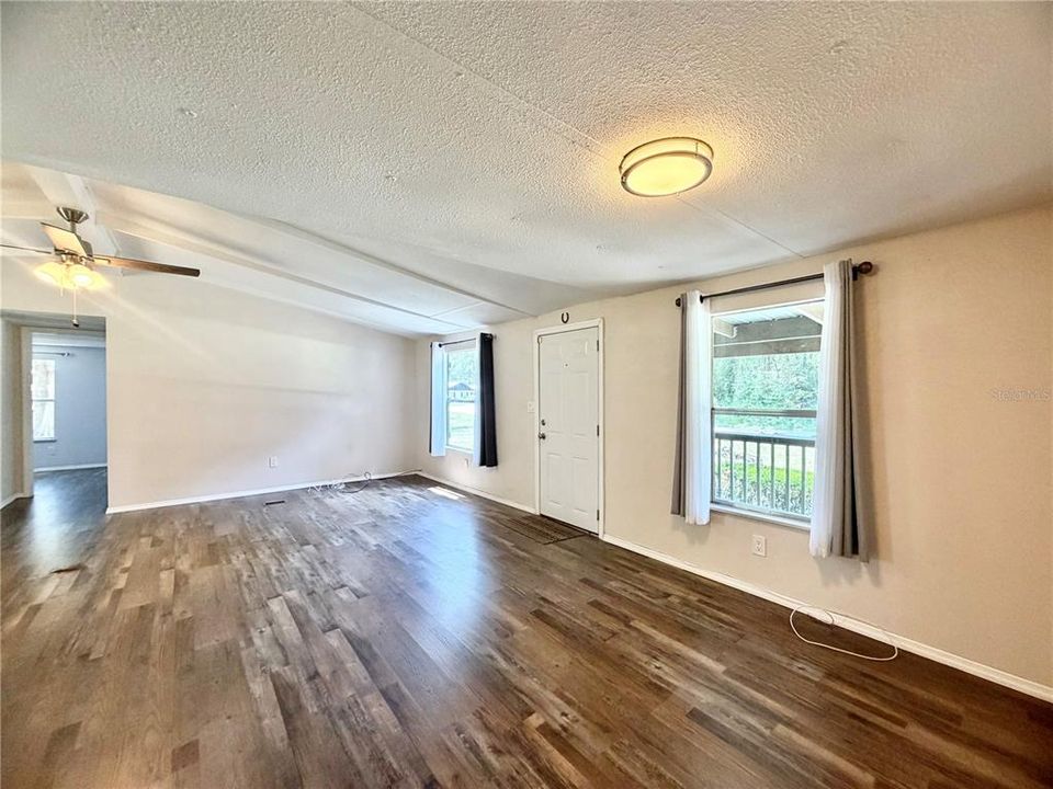 For Sale: $325,000 (3 beds, 2 baths, 1152 Square Feet)