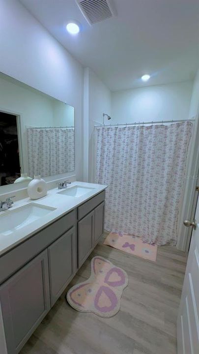 В аренду: $2,100 (3 спален, 2 ванн, 1302 Квадратных фут)