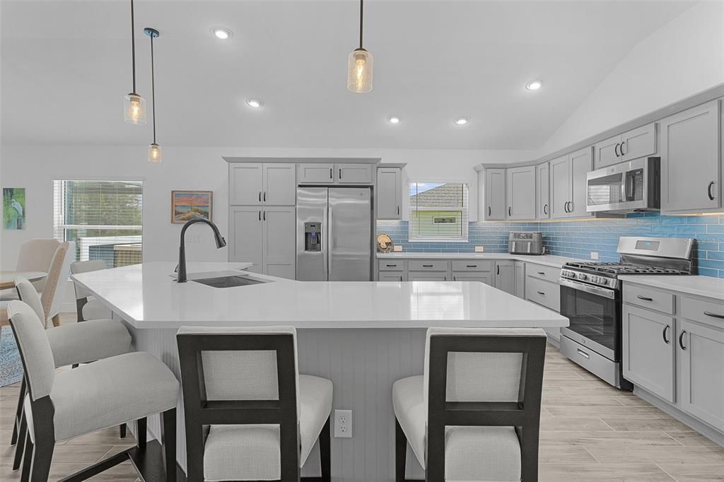 Под контрактом: $775,000 (3 спален, 3 ванн, 1929 Квадратных фут)