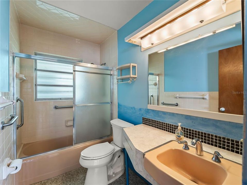Под контрактом: $299,900 (3 спален, 1 ванн, 1349 Квадратных фут)