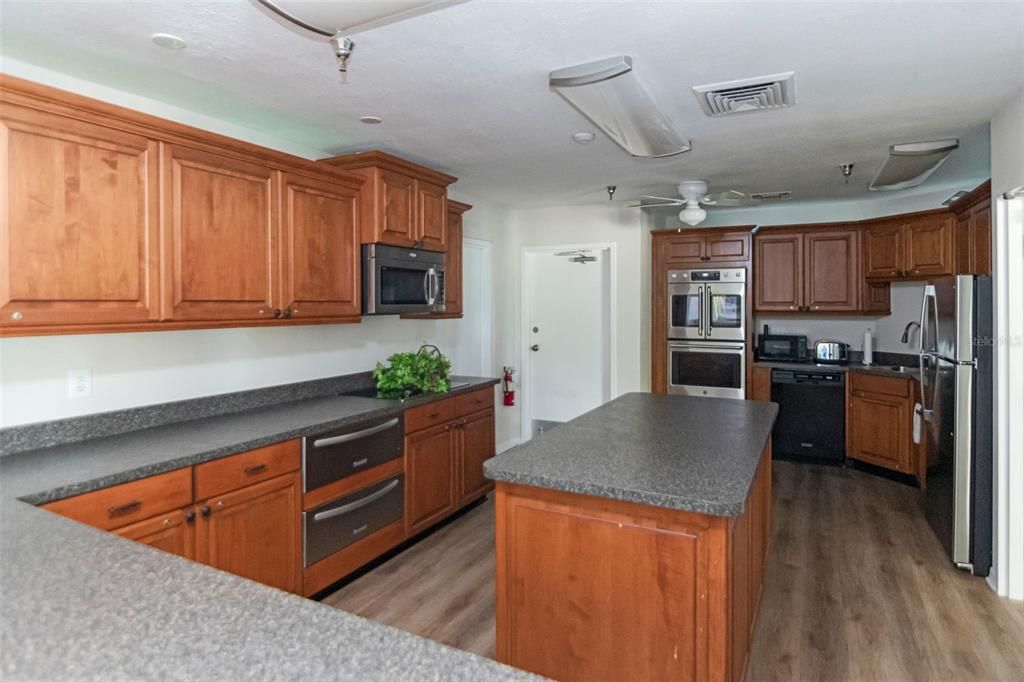 En Venta: $675,000 (3 camas, 2 baños, 1300 Pies cuadrados)