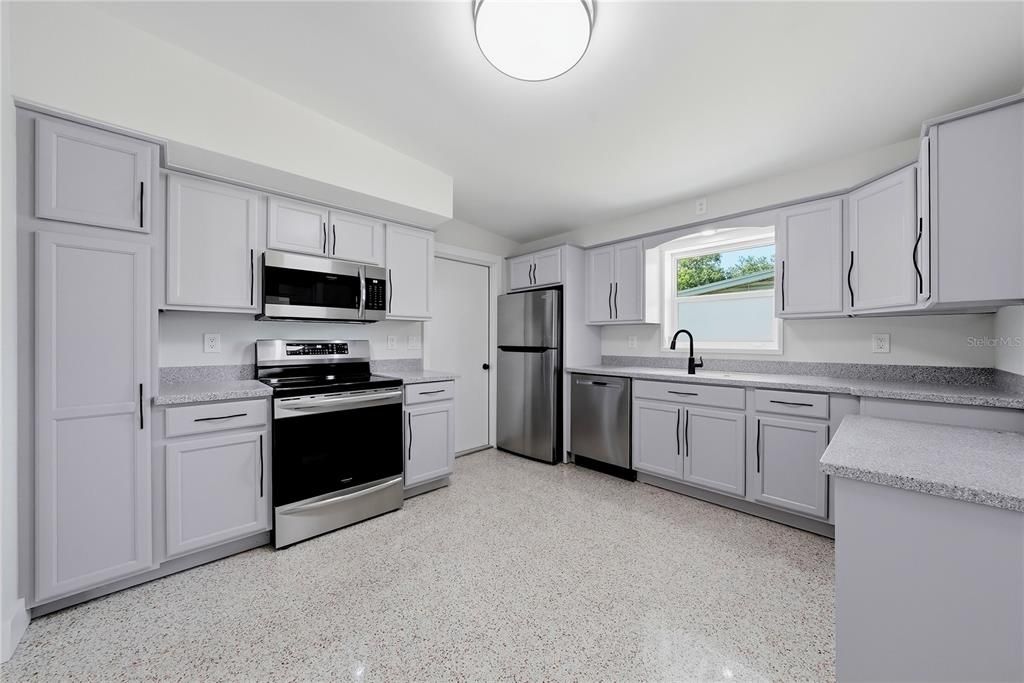 For Sale: $439,000 (2 beds, 2 baths, 1112 Square Feet)