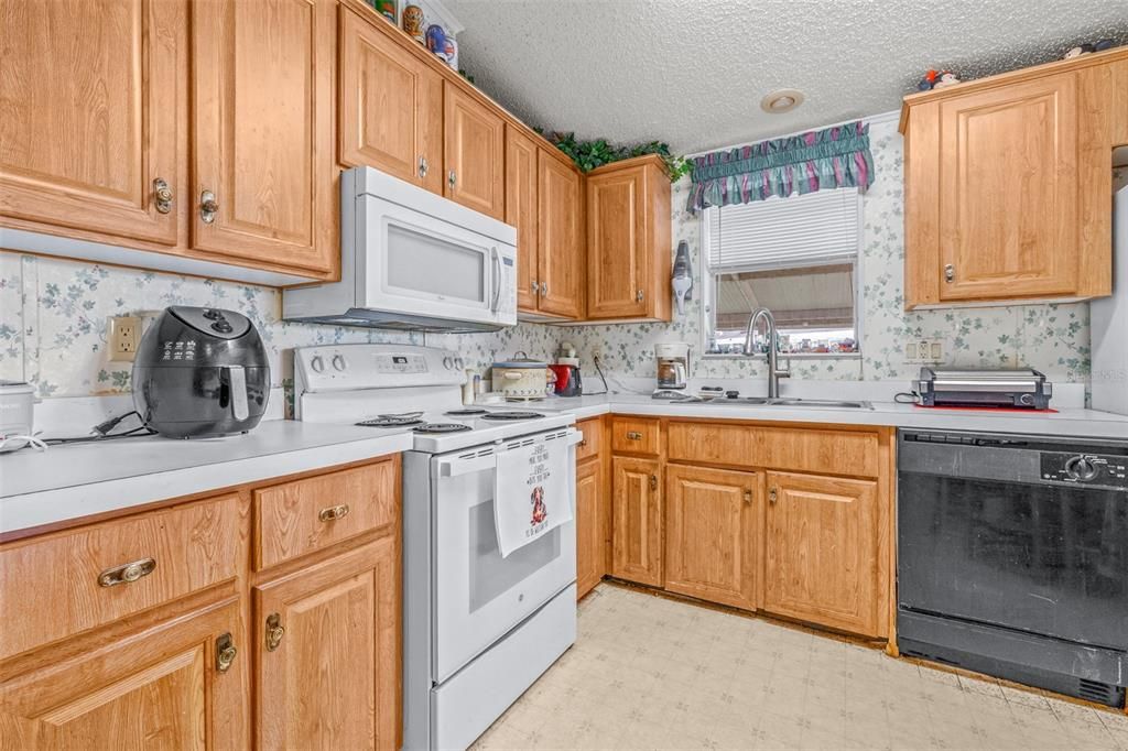 For Sale: $159,900 (2 beds, 2 baths, 1080 Square Feet)