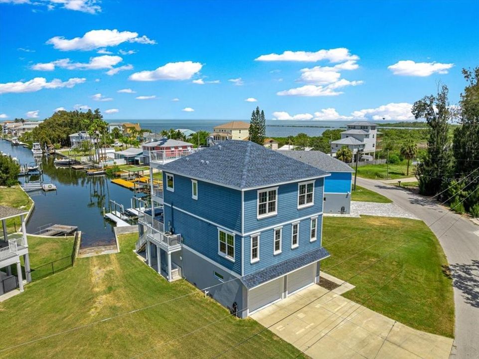 En Venta: $915,000 (4 camas, 3 baños, 2400 Pies cuadrados)