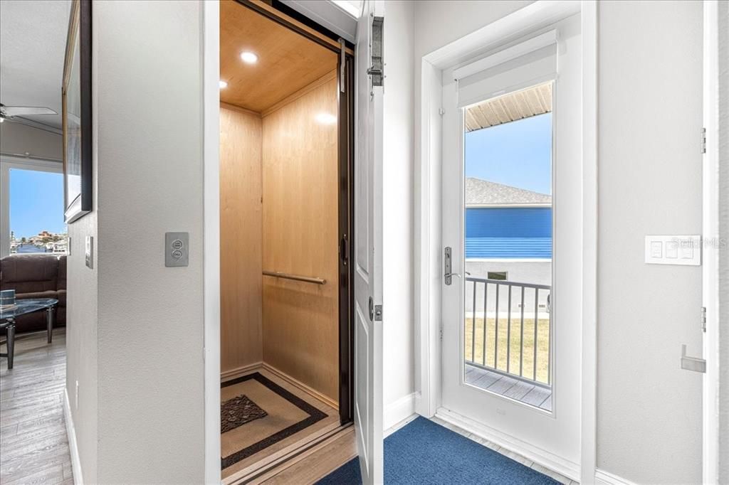 En Venta: $915,000 (4 camas, 3 baños, 2400 Pies cuadrados)