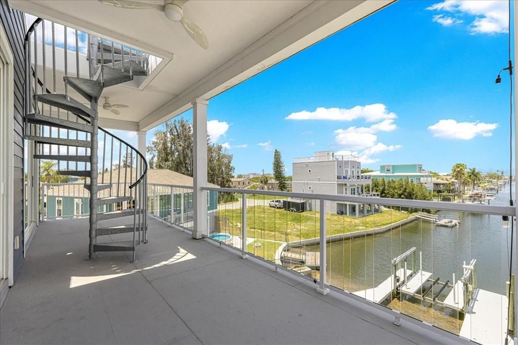 En Venta: $915,000 (4 camas, 3 baños, 2400 Pies cuadrados)