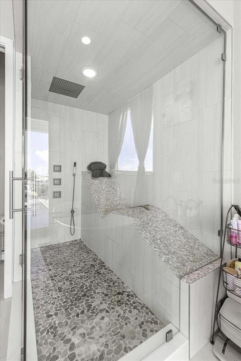 En Venta: $915,000 (4 camas, 3 baños, 2400 Pies cuadrados)