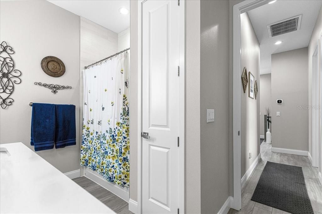 En Venta: $915,000 (4 camas, 3 baños, 2400 Pies cuadrados)