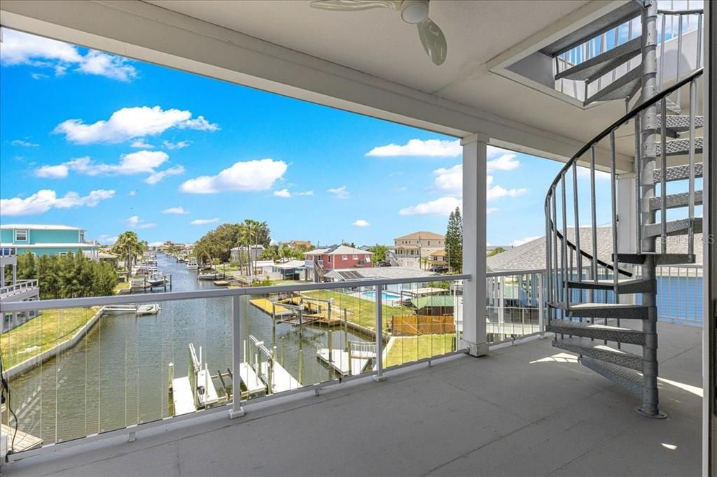 En Venta: $915,000 (4 camas, 3 baños, 2400 Pies cuadrados)
