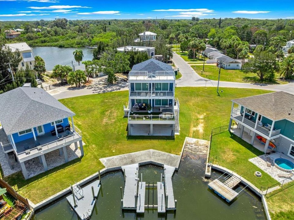 En Venta: $915,000 (4 camas, 3 baños, 2400 Pies cuadrados)