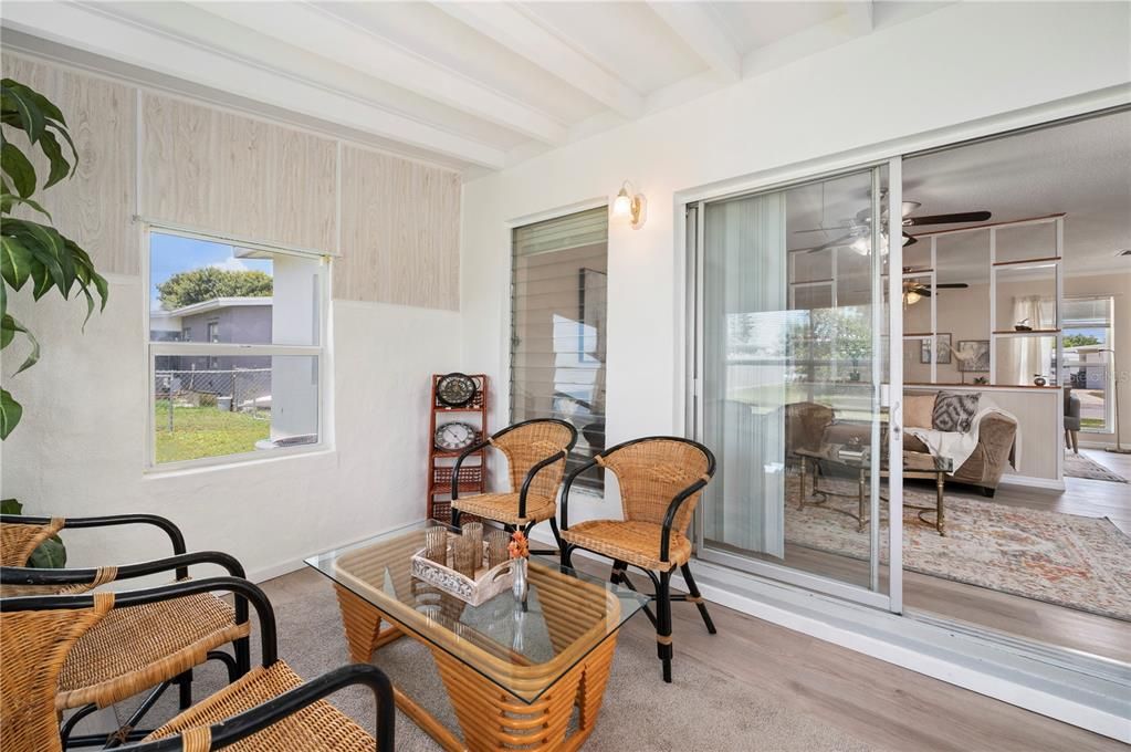 На продажу: $184,900 (2 спален, 1 ванн, 1056 Квадратных фут)