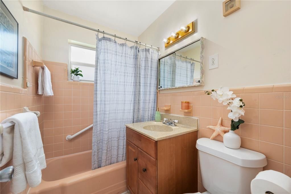 На продажу: $184,900 (2 спален, 1 ванн, 1056 Квадратных фут)