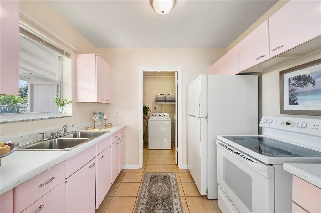 На продажу: $184,900 (2 спален, 1 ванн, 1056 Квадратных фут)