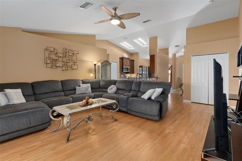 For Sale: $327,500 (4 beds, 2 baths, 1762 Square Feet)