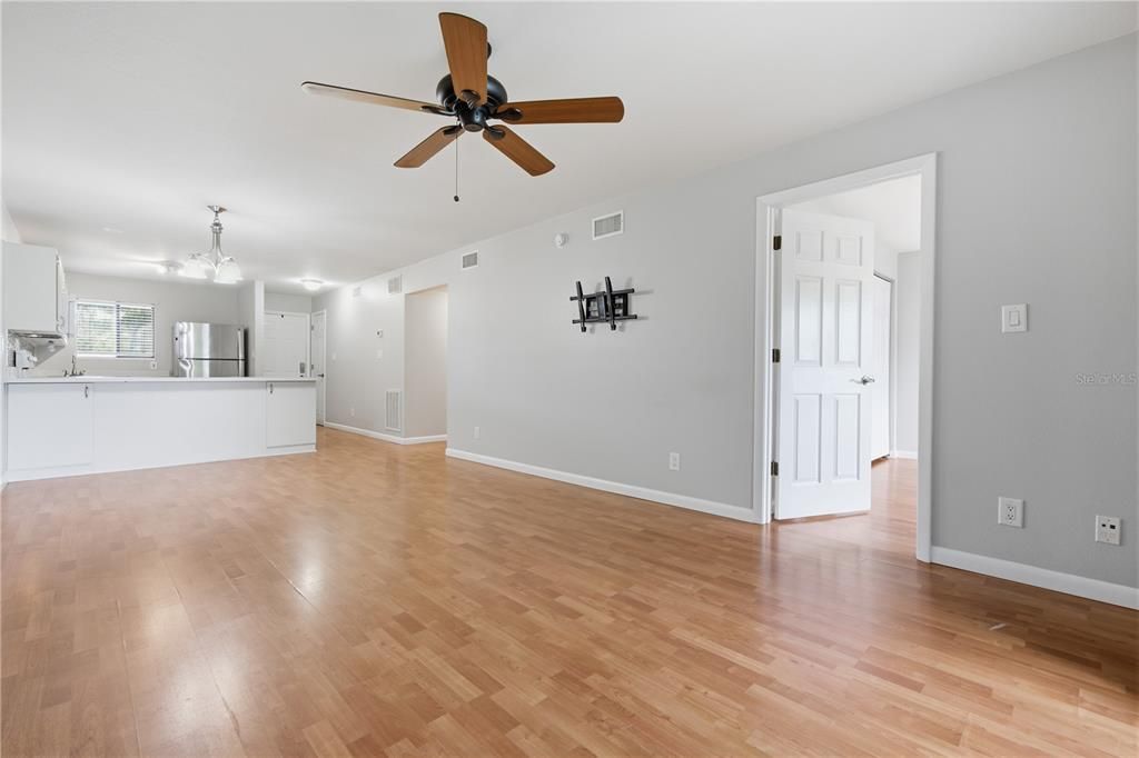 For Sale: $146,000 (2 beds, 2 baths, 948 Square Feet)