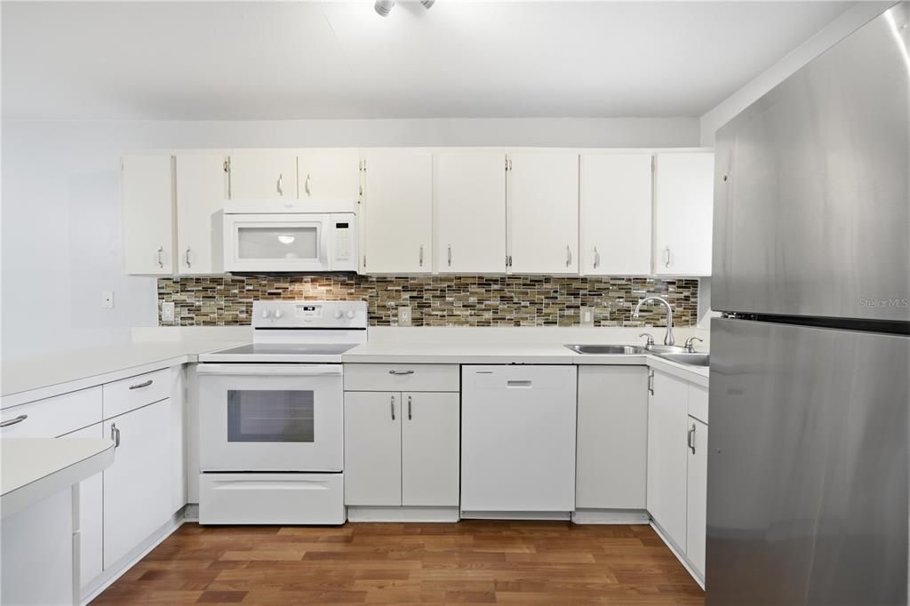 For Sale: $146,000 (2 beds, 2 baths, 948 Square Feet)