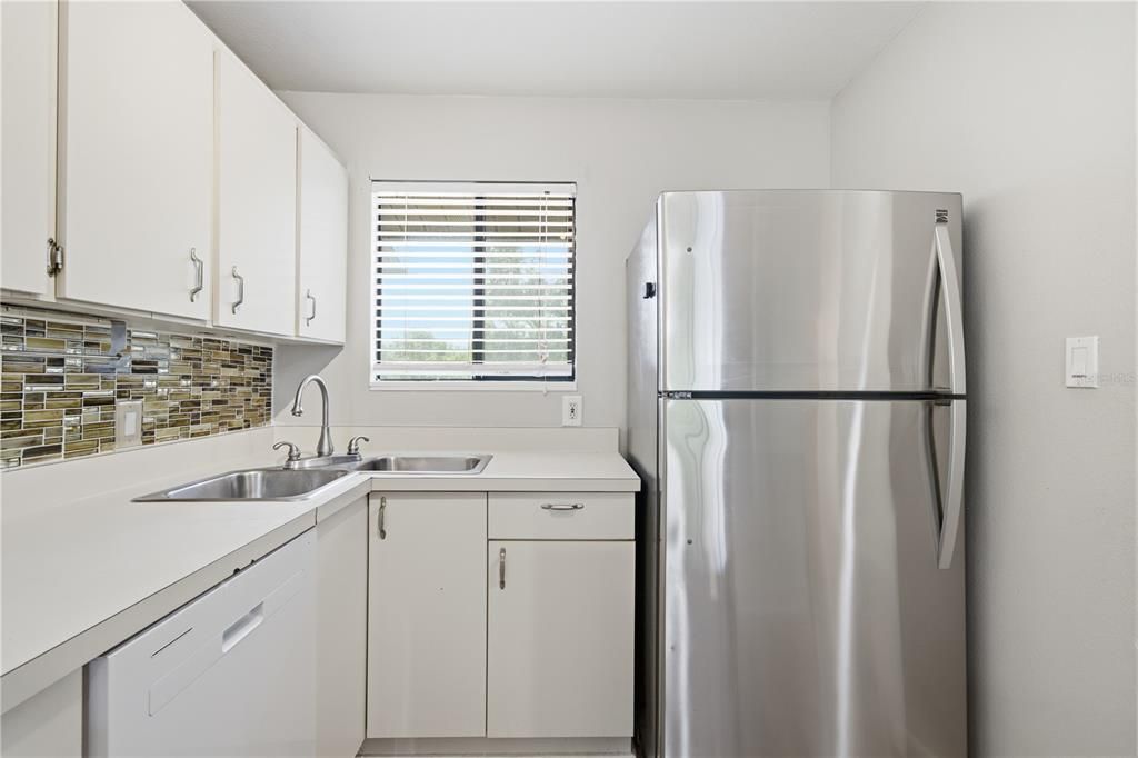 For Sale: $146,000 (2 beds, 2 baths, 948 Square Feet)