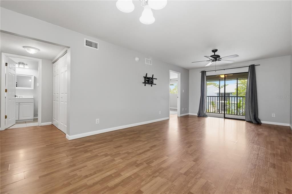 For Sale: $146,000 (2 beds, 2 baths, 948 Square Feet)