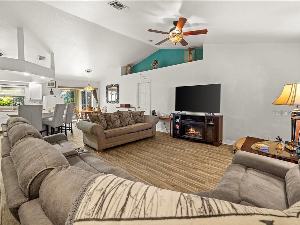 For Sale: $355,000 (3 beds, 2 baths, 1718 Square Feet)
