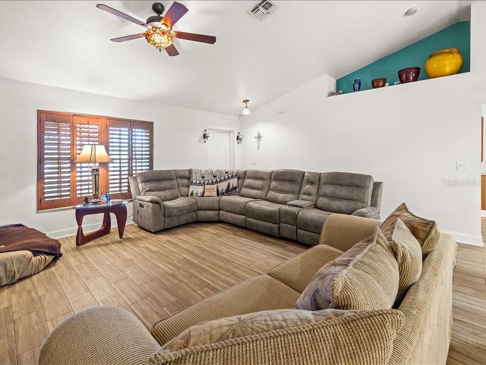 For Sale: $355,000 (3 beds, 2 baths, 1718 Square Feet)