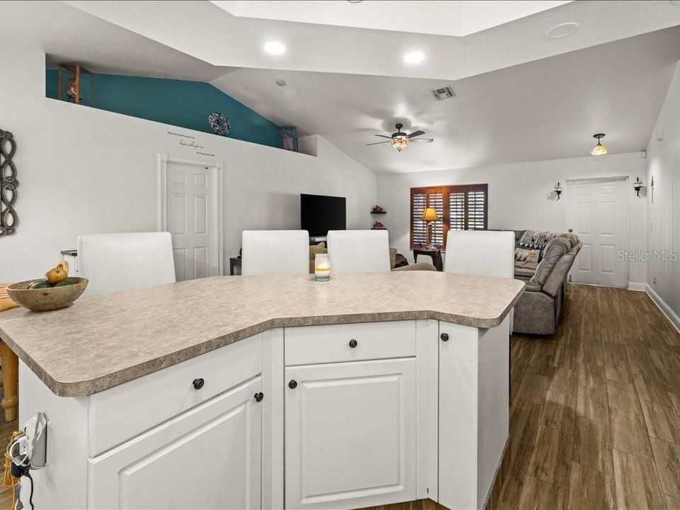 For Sale: $355,000 (3 beds, 2 baths, 1718 Square Feet)