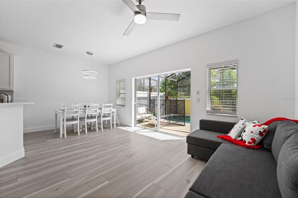 En Venta: $368,950 (4 camas, 3 baños, 1340 Pies cuadrados)