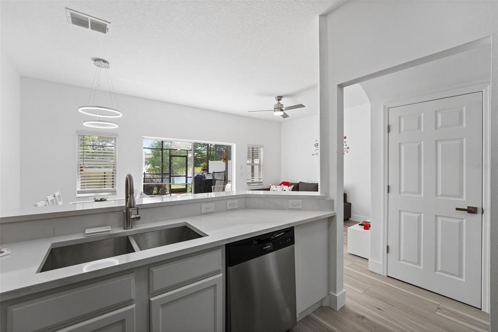 En Venta: $368,950 (4 camas, 3 baños, 1340 Pies cuadrados)