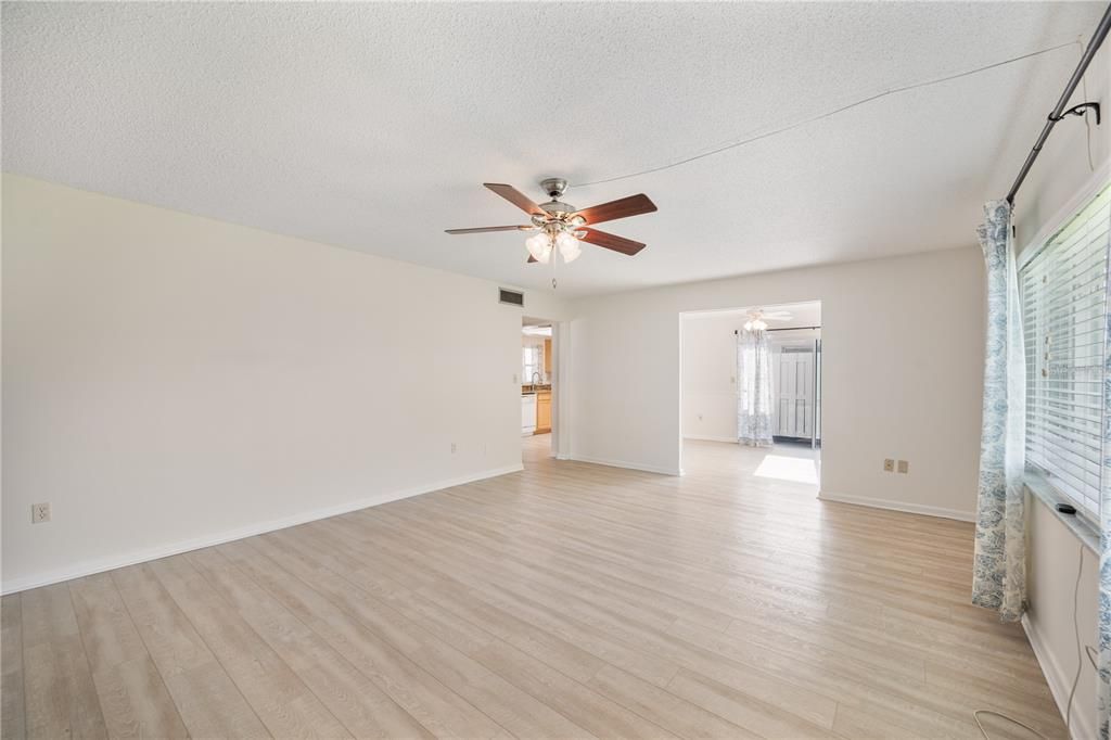 For Sale: $155,000 (2 beds, 2 baths, 1176 Square Feet)