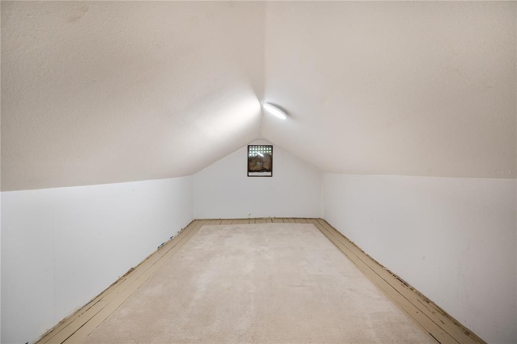 For Sale: $300,000 (2 beds, 1 baths, 1040 Square Feet)