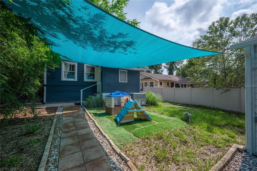 For Sale: $300,000 (2 beds, 1 baths, 1040 Square Feet)