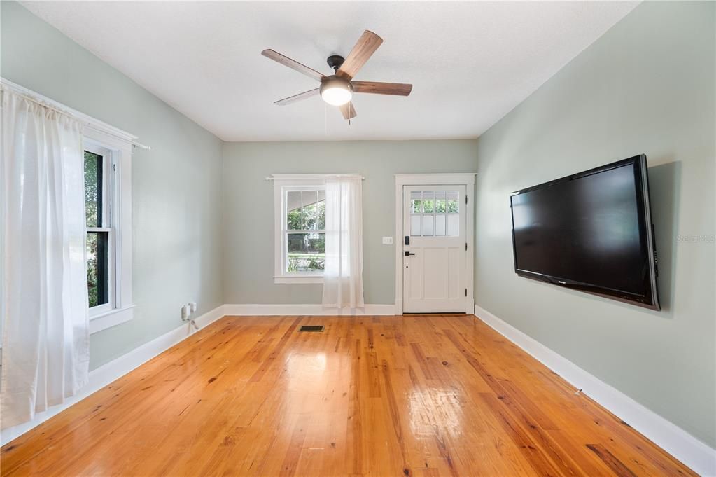 For Sale: $300,000 (2 beds, 1 baths, 1040 Square Feet)