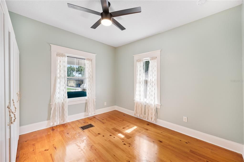 For Sale: $300,000 (2 beds, 1 baths, 1040 Square Feet)