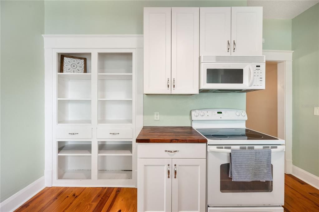For Sale: $300,000 (2 beds, 1 baths, 1040 Square Feet)