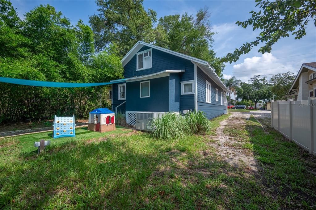 For Sale: $300,000 (2 beds, 1 baths, 1040 Square Feet)
