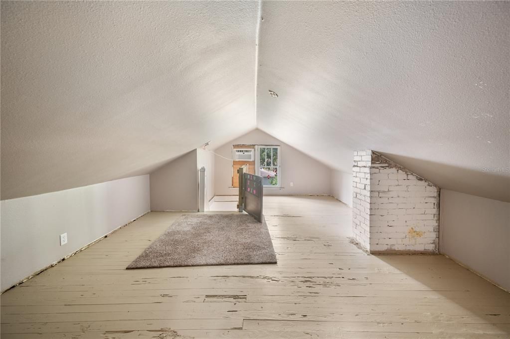 For Sale: $300,000 (2 beds, 1 baths, 1040 Square Feet)