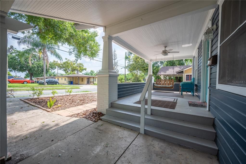 For Sale: $300,000 (2 beds, 1 baths, 1040 Square Feet)
