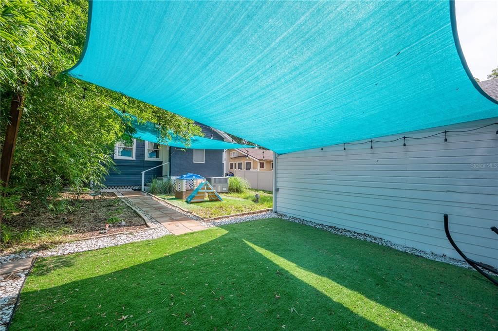 For Sale: $300,000 (2 beds, 1 baths, 1040 Square Feet)