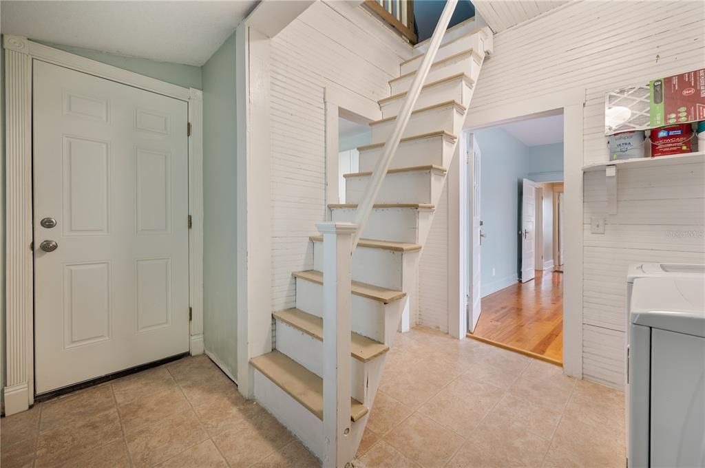 For Sale: $300,000 (2 beds, 1 baths, 1040 Square Feet)