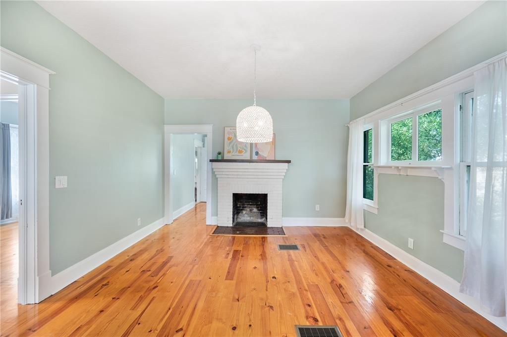 For Sale: $300,000 (2 beds, 1 baths, 1040 Square Feet)