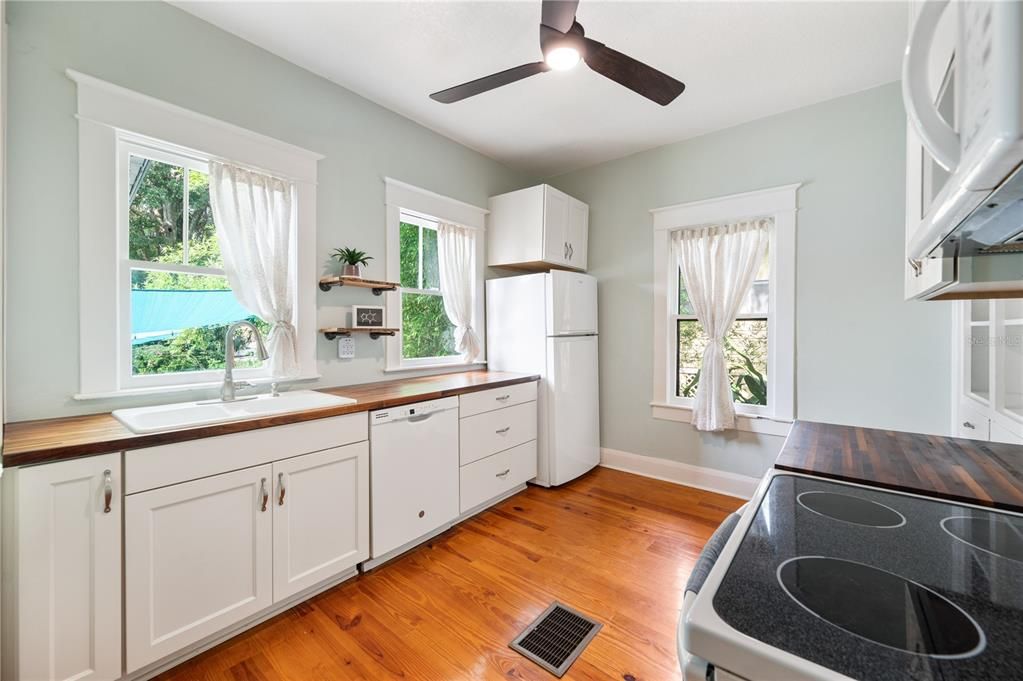 For Sale: $300,000 (2 beds, 1 baths, 1040 Square Feet)