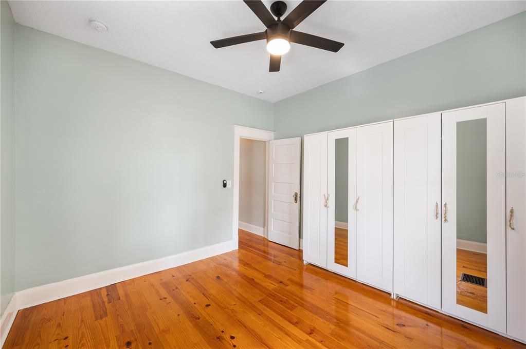 For Sale: $300,000 (2 beds, 1 baths, 1040 Square Feet)