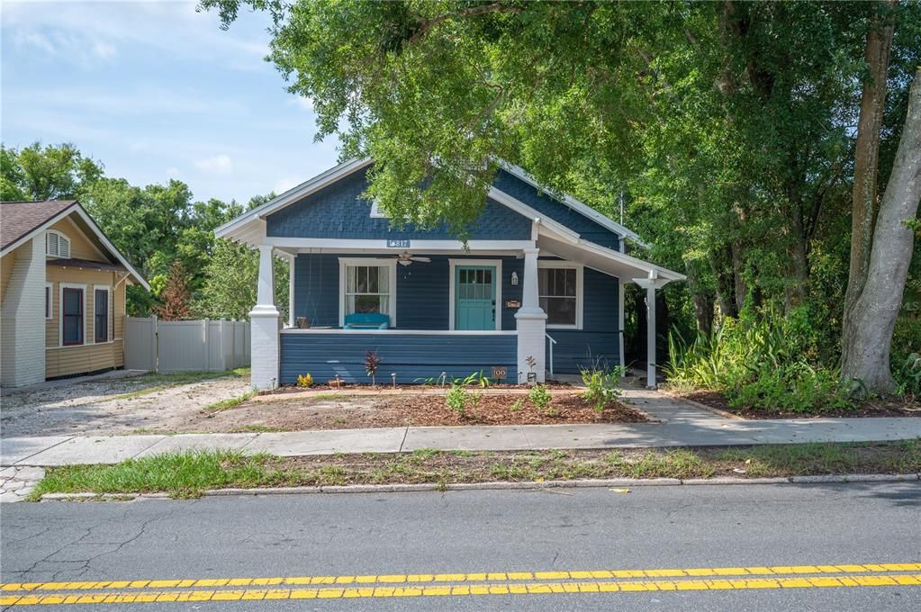 For Sale: $300,000 (2 beds, 1 baths, 1040 Square Feet)