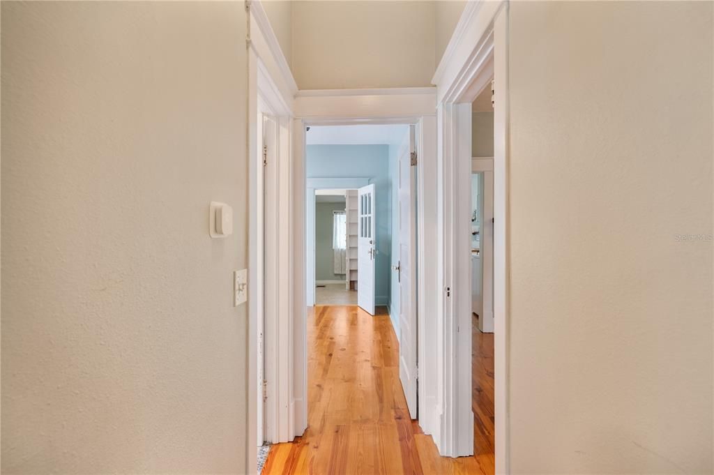 For Sale: $300,000 (2 beds, 1 baths, 1040 Square Feet)