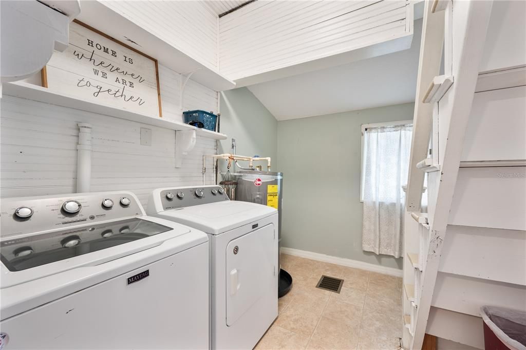 For Sale: $300,000 (2 beds, 1 baths, 1040 Square Feet)