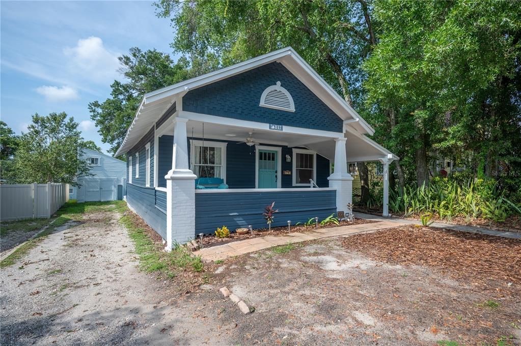 For Sale: $300,000 (2 beds, 1 baths, 1040 Square Feet)