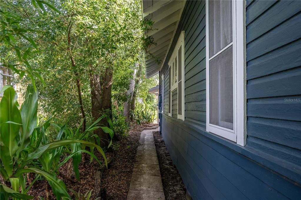 For Sale: $300,000 (2 beds, 1 baths, 1040 Square Feet)
