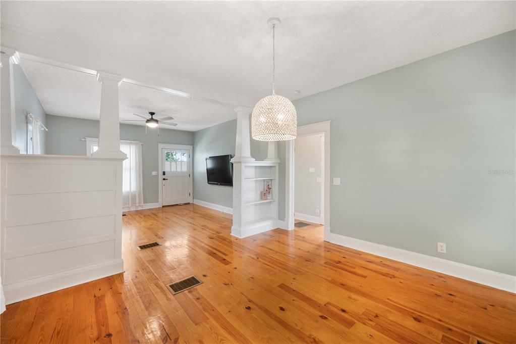 For Sale: $300,000 (2 beds, 1 baths, 1040 Square Feet)