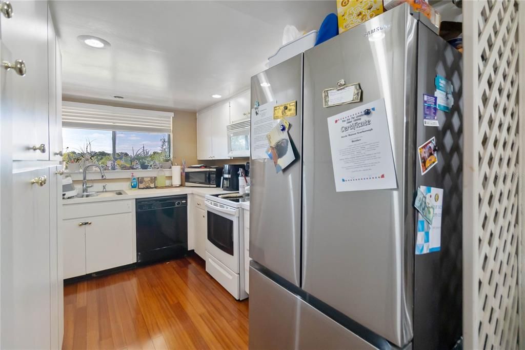 For Sale: $200,000 (3 beds, 3 baths, 1950 Square Feet)