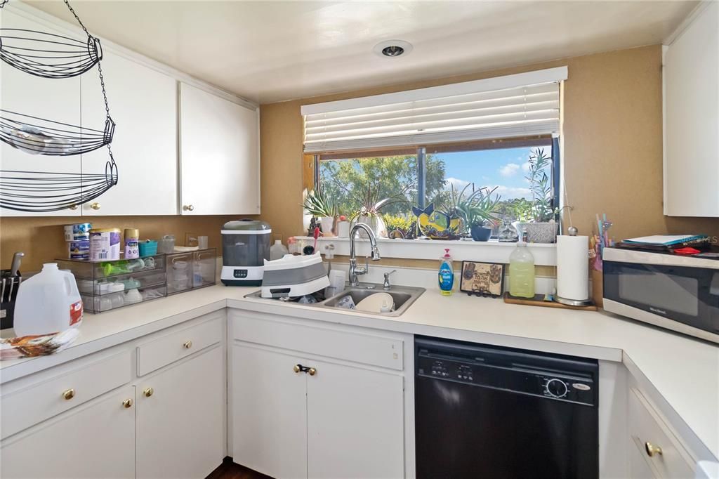 For Sale: $200,000 (3 beds, 3 baths, 1950 Square Feet)